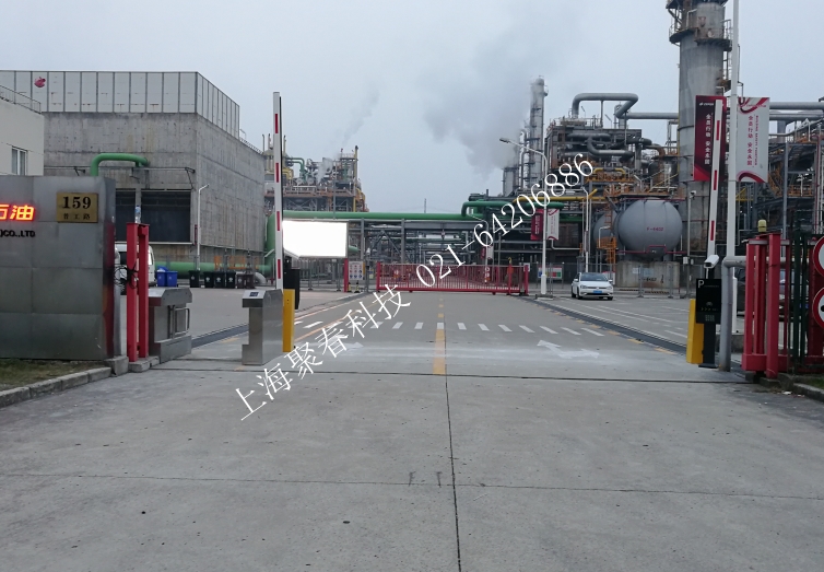 金山化工区厂门口车牌识别摆闸通道